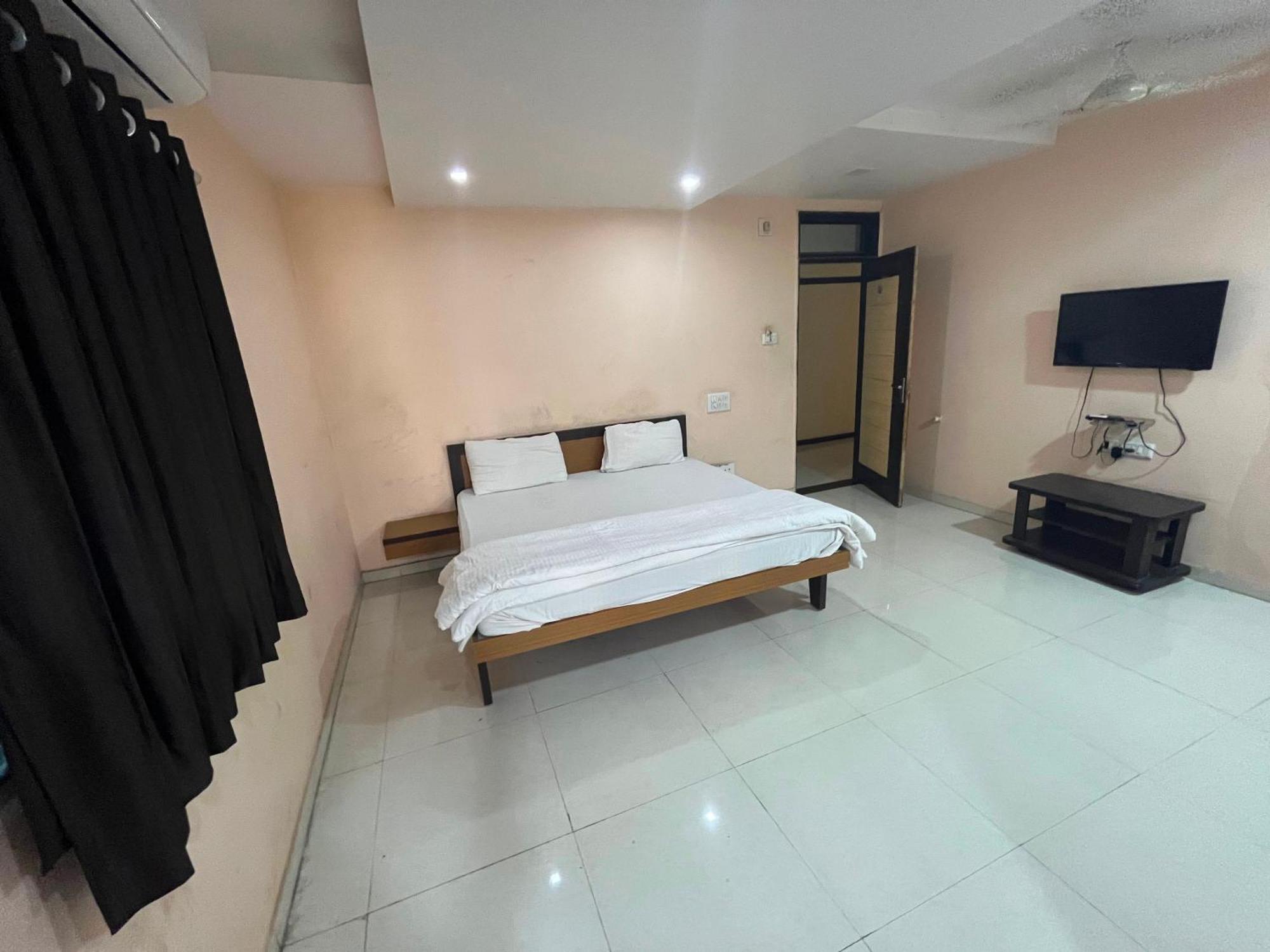 Oyo Hotel Rio Inn อานันด์ ภายนอก รูปภาพ